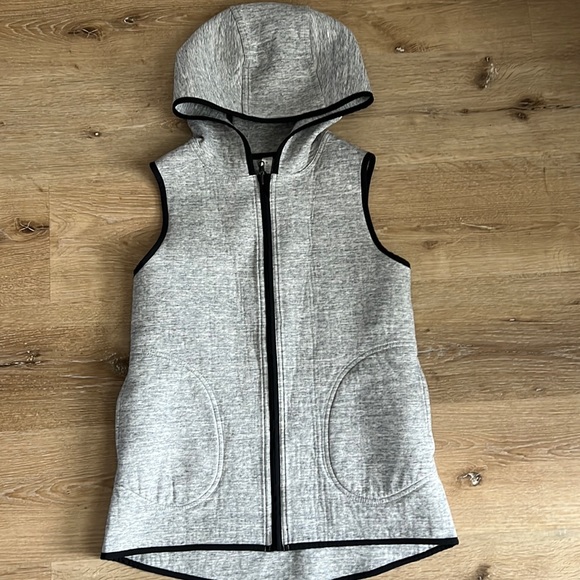 Lululemon size 6 reversible hooded vest. - Picture 1 of 4